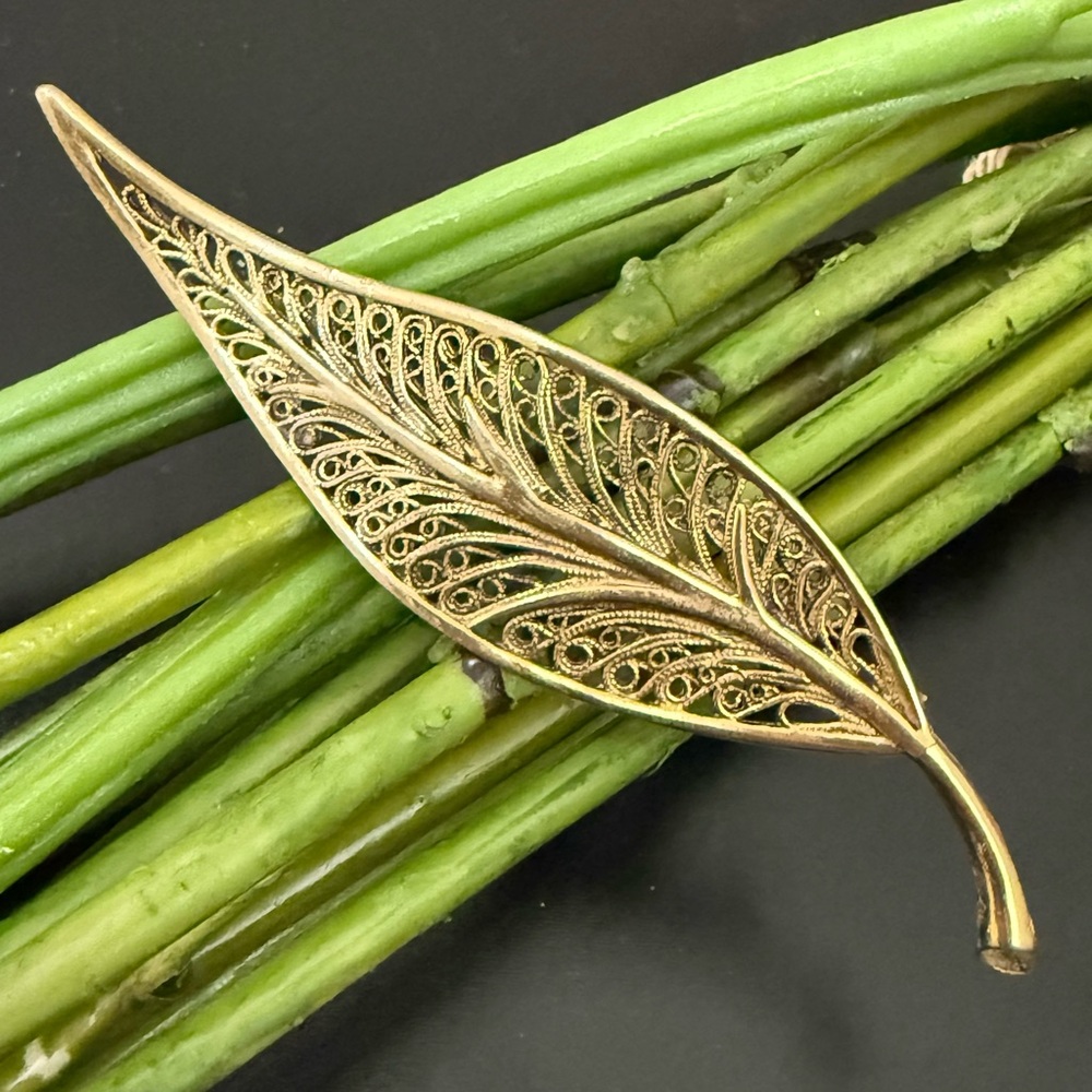 Vintage AVANTE Filigree Golden Leaf Brooch 7g.